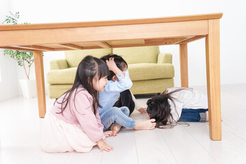 地震から避難をする子どもたち