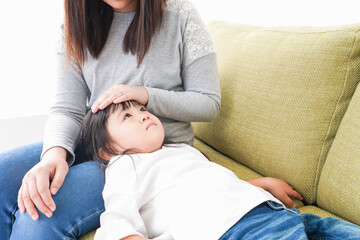 風邪をひいた子どもとお母さん