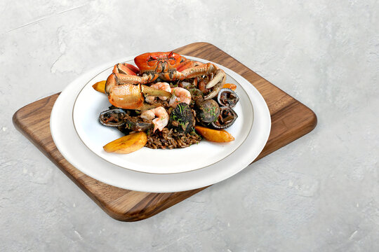Delicias del Mar: Arroz marinero con cangrejo, camarones, conchas asadas y pl&aacute;tanos fritos