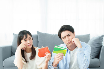 夫婦　お金のトラブル　増税　生活苦