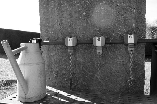 syst&egrave;me de paiement pour remplir un r&eacute;cipient d'eau dans un cimeti&egrave;re