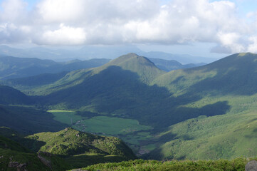 Fototapeta premium 山々と窪地