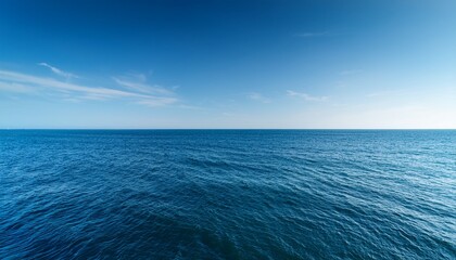 Obraz premium simple background of blue salt water of the sea and the sky on the horizon ideal for a natural background