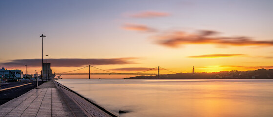 Sonnenaufgang über der Ponte 25 de Abril in Lissabon, Portugal