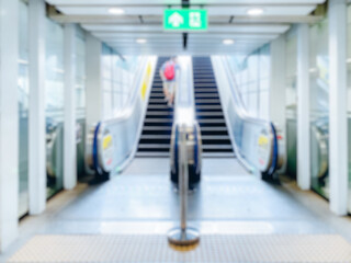 Fototapeta premium Blurred abstract of escalator in modern building. shopping mall, airport, or public transportation hub for building background, Not ai generated.
