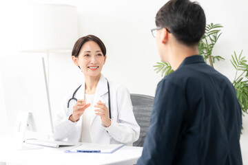 Obraz premium 女性医師 診察