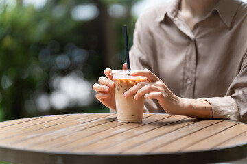 カフェで一息入れている女性	