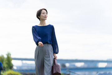 丘を歩く女性	