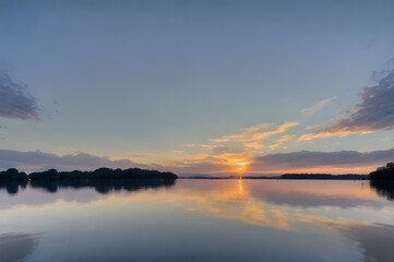 Fototapeta premium 静かな湖畔の日の出