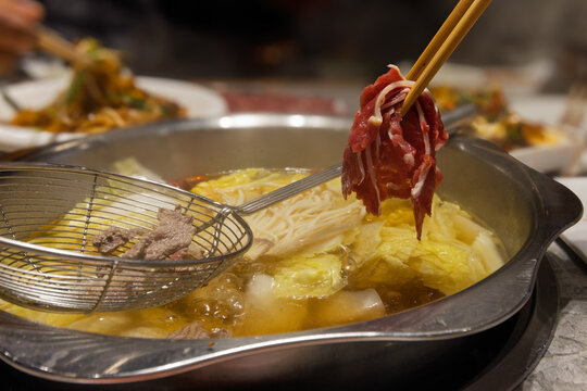 Comidas t&iacute;picas en China, platos con comida sabrosa y con mucho color.