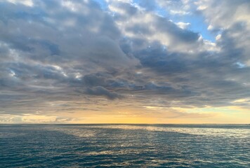 Obraz premium Golden Sunset Over the Ocean in Tahiti with Dramatic Cloudscape