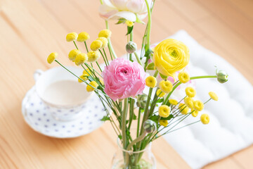 春の花,ラナンキュラス,マトリカリア,クラシカルなティーカップ
