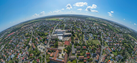 Ausblick auf die kleine Stadt Langenzenn im Rangau westlich von Fürth in Mittelfranken
