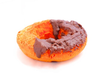 チョコレートでコーティングされた、おいしそうなオールドファッションドーナツ
