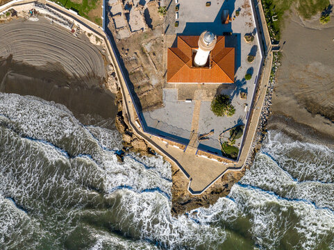 Faro de Torrox en la costa del t&eacute;rmino municipal en M&aacute;laga, Andaluc&iacute;a, Espa&ntilde;a