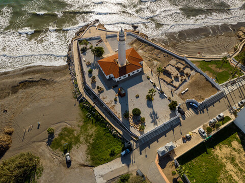 Faro de Torrox en la costa del t&eacute;rmino municipal en M&aacute;laga, Andaluc&iacute;a, Espa&ntilde;a
