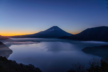 本栖湖中之倉峠展望地から夜明け前のマジックアワーに染められた富士山