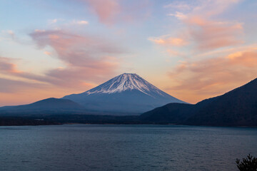 Fototapeta premium 本栖湖から夕焼け富士山