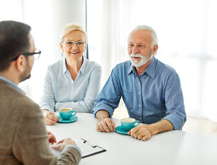 Obraz premium meeting agreement investment couple contract advice retirement consultation house finance senior elderly insurance senior couple office