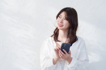 スマホを使う若い女性