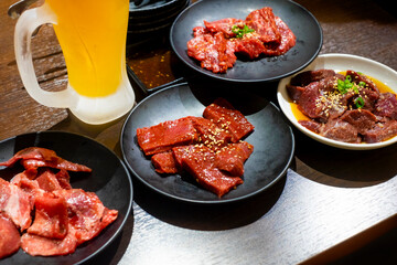 焼肉の肉と生ビール