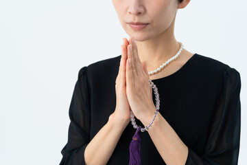 喪服姿のミドルの女性