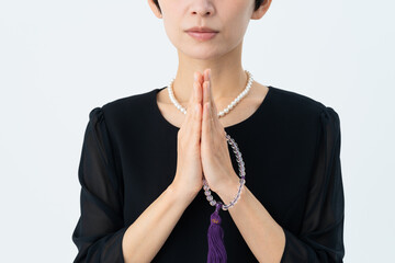 喪服姿のミドルの女性