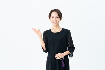 喪服姿のミドルの女性