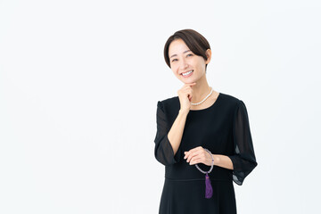 喪服姿のミドルの女性