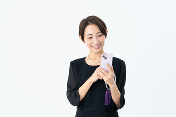喪服姿のミドルの女性