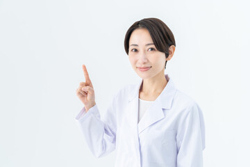 白衣のミドルの女性