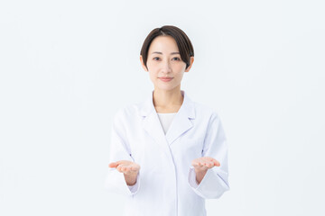 白衣のミドルの女性