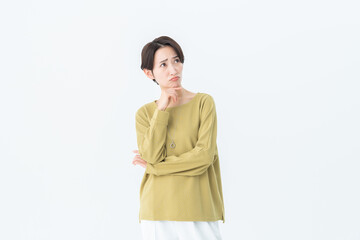 悩むミドルの女性