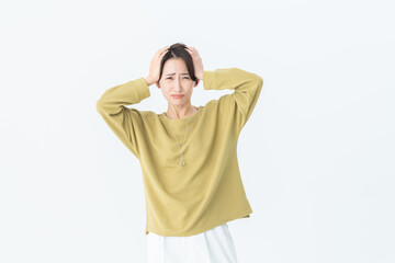 悩むミドルの女性