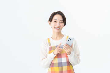 スマホを使うミドルの主婦