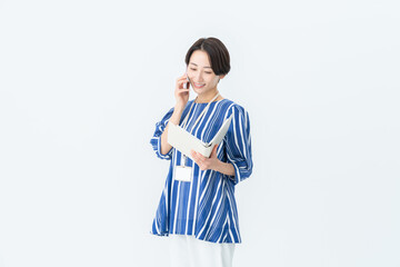 電話するミドルのビジネスウーマン