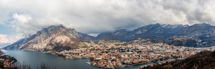 Panorama miasta Lecco nad Jeziorem Como we Włoszech. Alpy Bergamskie, do których łatwo dostać się z portu lotniczego w Bergamo w Lombardii.