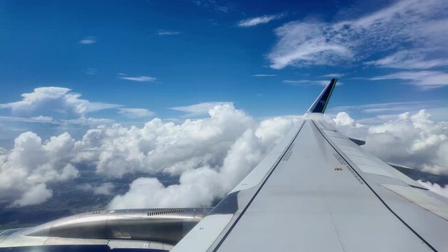 Vista da asa de avi&atilde;o comercial com grande concentra&ccedil;&atilde;o de nuvens e c&eacute;u azul. Am&eacute;rica do Sul.