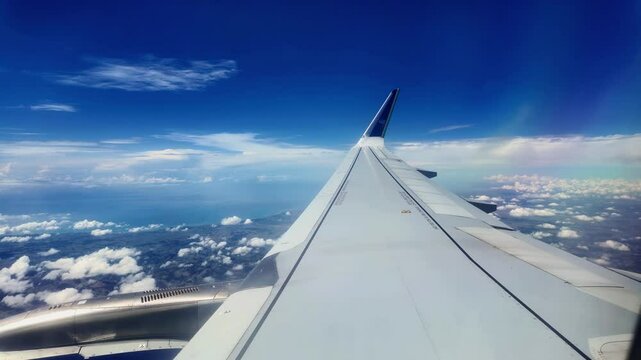 Vista da asa de avi&atilde;o comercial com grande concentra&ccedil;&atilde;o de nuvens e c&eacute;u azul. Am&eacute;rica do Sul.