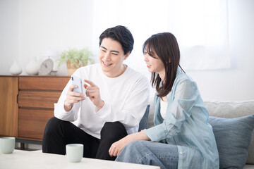 スマホでビデオ通話をする夫婦やカップル