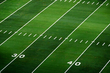 Obraz premium Green American Football Field Marked with White Yard Lines