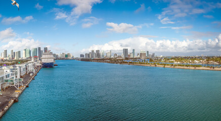 Obraz premium Cruise ship terminal downtown Miami, Florida, USA