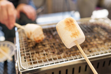 小型のバーベキューコンロで炙ったマシュマロ