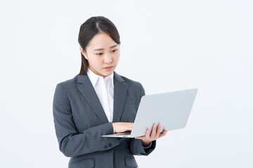 パソコンを持つ若いビジネスウーマン