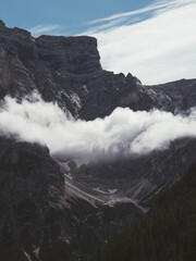 Naklejka premium Montaña en verano con nubes y cielo azul
