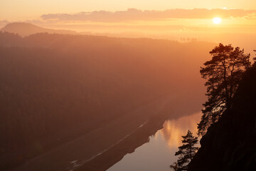 Goldener Abschied. Die Bastei und die Elbe im Glanz des Sonnenuntergangs