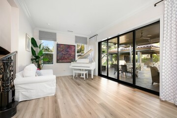 Obraz premium Bright and elegant open-concept living space overlooking an outdoor patio in a luxury home