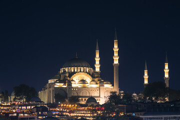 Obraz premium Islamic background photo. Suleymaniye Mosque view at night.