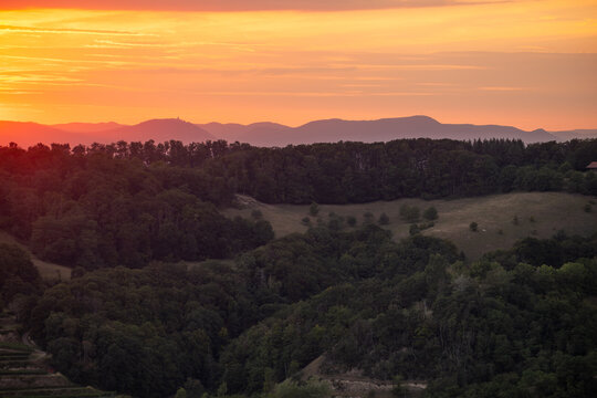 Auf dem Badberg bei Schelingen im Kaiserstuhl. Sonnenuntergang mit den Vogesen und Blick Richtung Hohk&ouml;nigsburg.