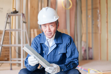 Fototapeta premium 建設現場で軽量鉄骨の確認をする男性の職人